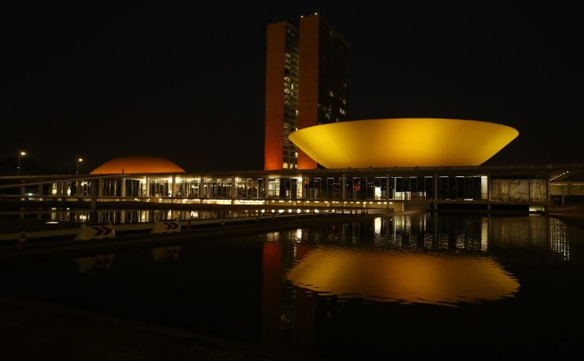 Congresso Nacional ganha iluminação laranja em apoio à Festa da Música