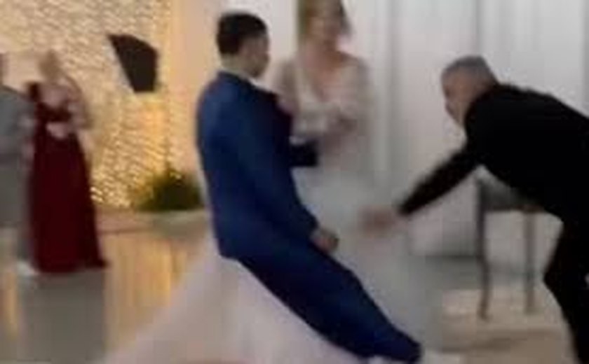 Noivo desmaia e cai do altar durante cerimônia em SC e vídeo viraliza