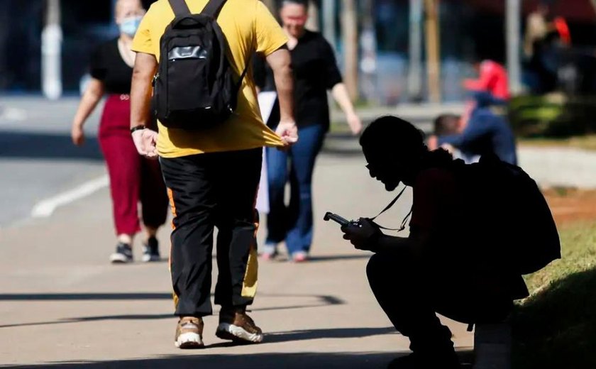 Revisão de dados indica recuo em número de jovens nem-nem