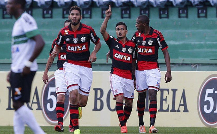 Flamengo derrota Coritiba e sai do sufoco