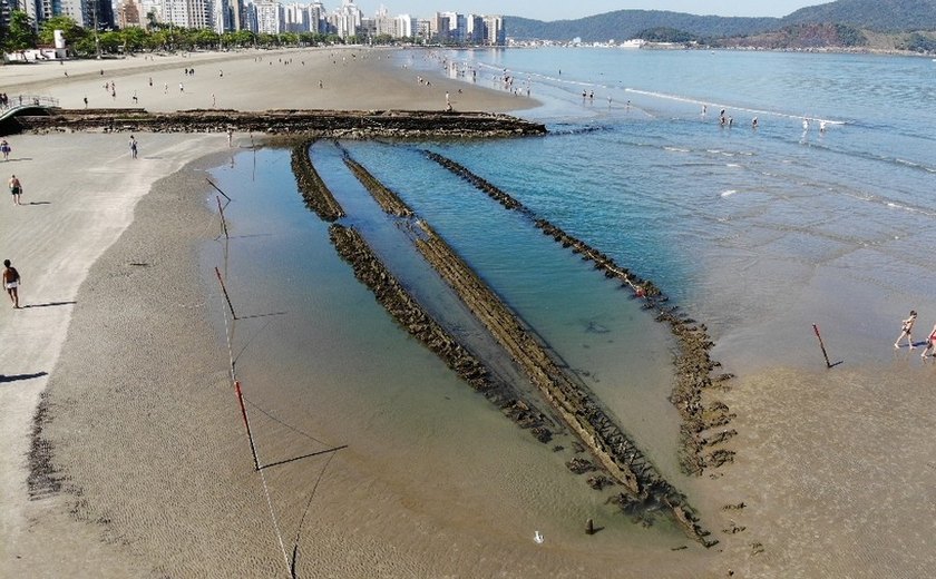 Destroços de navio misterioso aparecem em praia após recuo da maré em Santos