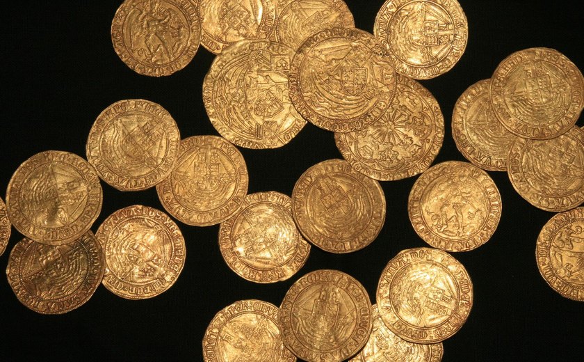 Caminhantes descobrem acidentalmente moedas no valor de R$ 1,6 milhão perto da Polônia (FOTOS)