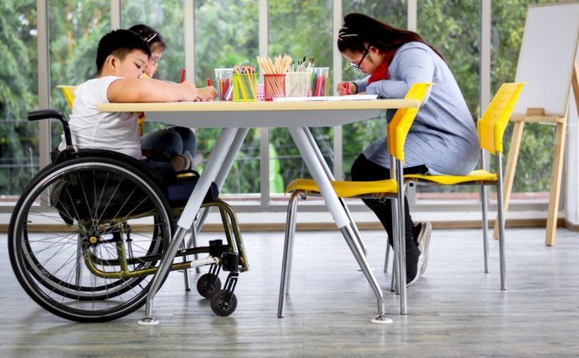 Comissão discute condições de trabalho dos auxiliares de vida escolar