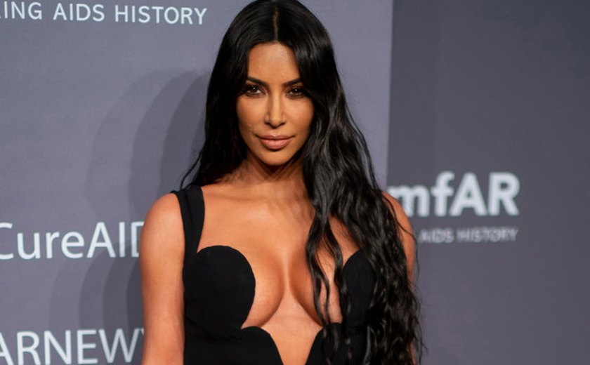 Após críticas sobre sua pele, Kim Kardashian explica: &#8216;é psoríase&#8217;