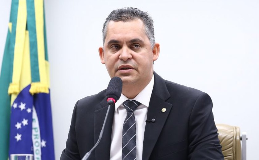 Comissão aprova desconto na compra de livros para professores e alunos de cursos de licenciatura