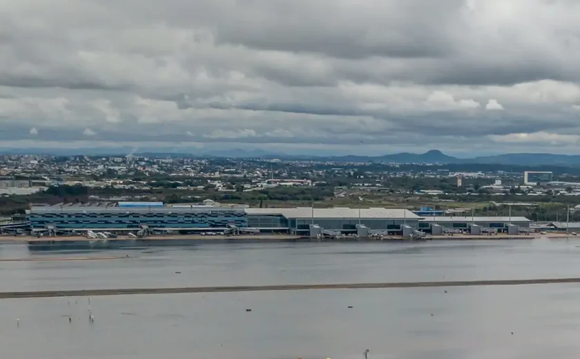Aeroporto de Porto Alegre volta a funcionar 5 meses depois de enchente