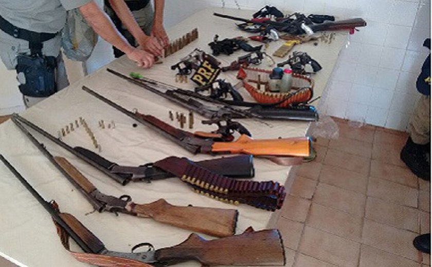 Gecoc, PM e PRF prendem 14 pessoas no Sertão de Alagoas por tráfico de armas