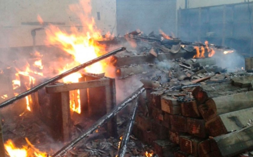 Vândalos ateiam fogo em galpão da estação ferroviária de Arapiraca