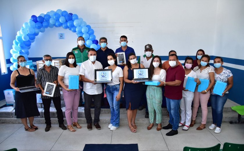 Prefeito Theobaldo entrega computadores e tablets para trabalhadores da saúde de Major Izidoro