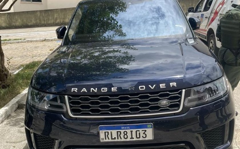 Carro de luxo furtado de loja em Maceió é encontrado abandonado 9 horas após o crime