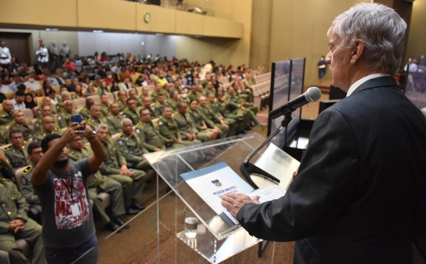 Governador Klever Loureiro participa da formatura de oficiais da PM como paraninfo