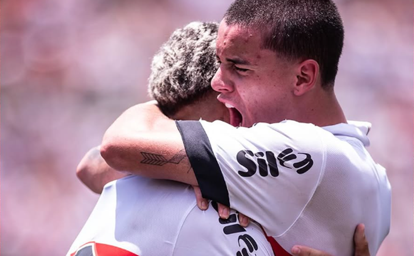São Paulo usa a cabeça, vira sobre o Corinthians na Copinha e ergue 1ª taça no novo Pacaembu