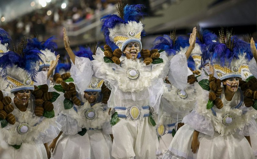 Tradição abrirá desfiles de escolas de samba do Rio com enredo “Reza”