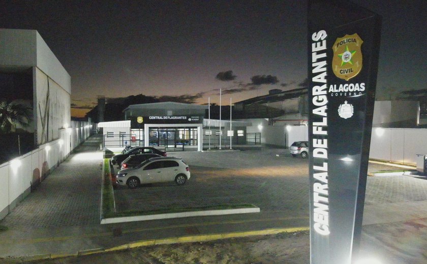 Homem é conduzido à Central de Flagrantes por furto de celular em colégio de Maceió