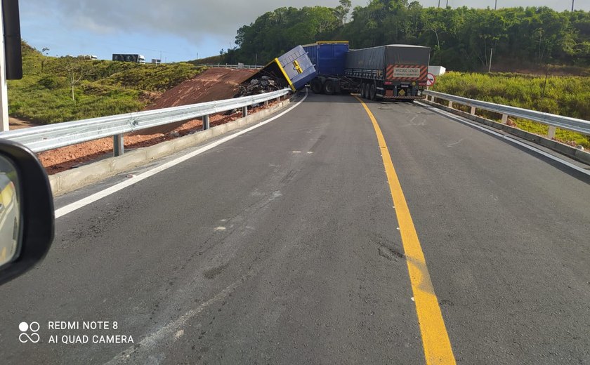 Colisão entre caminhões interdita novamente trecho da BR-101