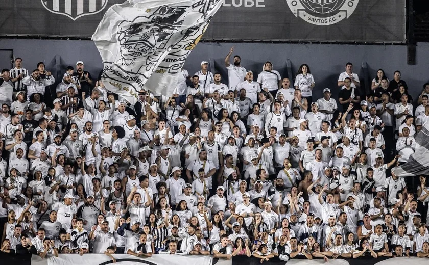 Torcida do Santos protesta no CT Rei Pelé e critica presidente Marcelo Teixeira: 'Blogueiro'