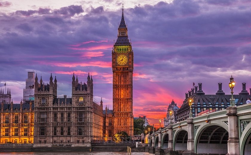 Homem com bandeira da Palestina escala torre do Big Ben em Londres e se recusa a descer