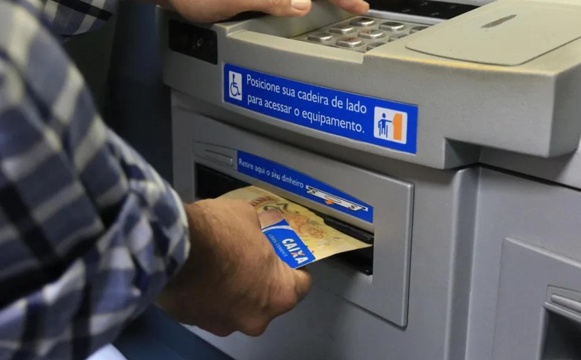 Pagamento de março dos servidores estaduais injeta mais de R$ 500 milhões na economia de Alagoas