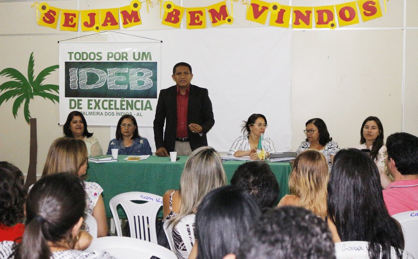Prefeito Júlio Cezar se reúne com diretores e coordenadores de escolas municipais