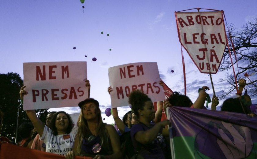 Ausência do Estado distancia meninas e mulheres do aborto legal