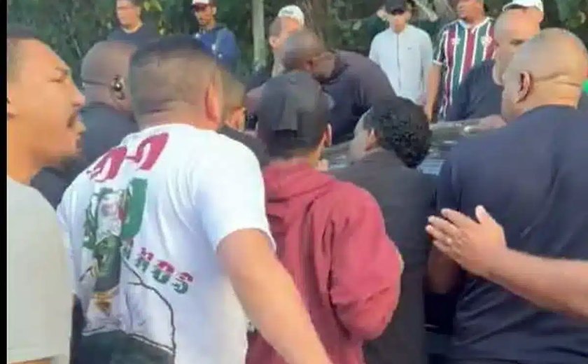 Antes de enfrentar o Flamengo, jogadores do Fluminense são alvo de protesto no centro de treinamento