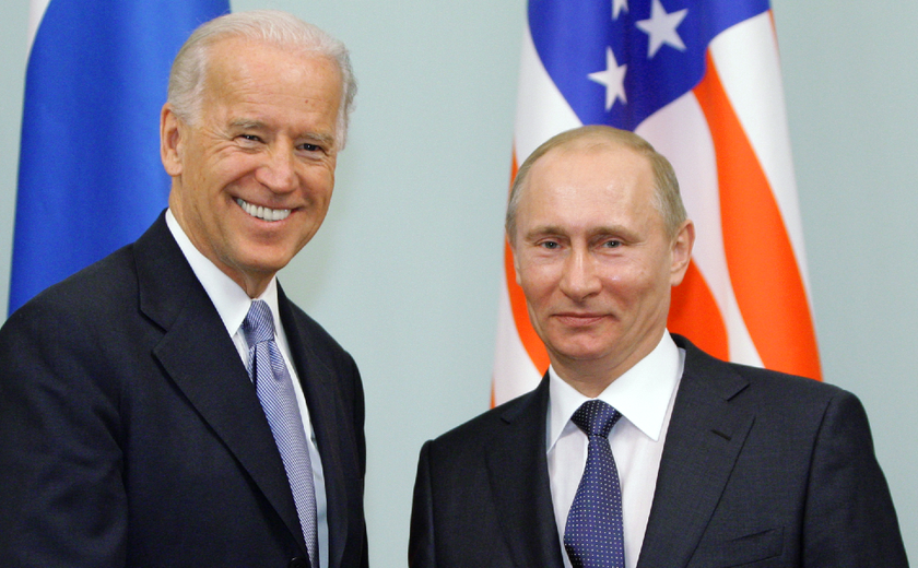 Biden culpa Putin por alta de preços do petróleo e diz que produção aumenta nos EUA
