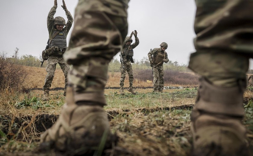 Muitos militares ucranianos se rendem em vez de inutilmente lutarem com russos, diz especialista