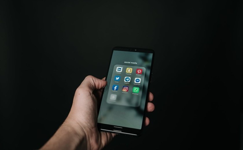 Brasil é o país que mais gasta tempo no celular diariamente no mundo