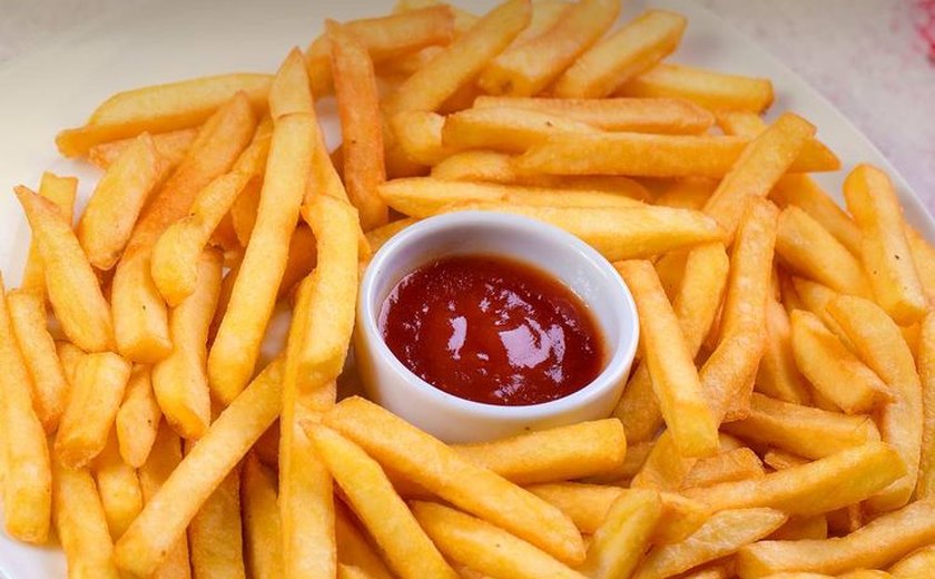 Esqueça o molho na batatinha frita: a combinação pode dobrar o número de calorias; entenda o motivo