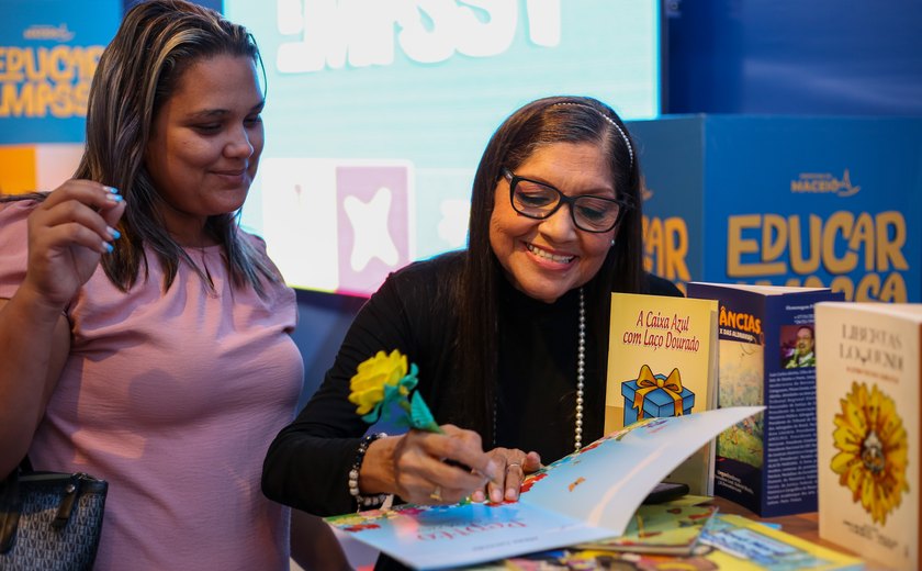 Servidores da Educação participam de tarde de autógrafos na Bienal