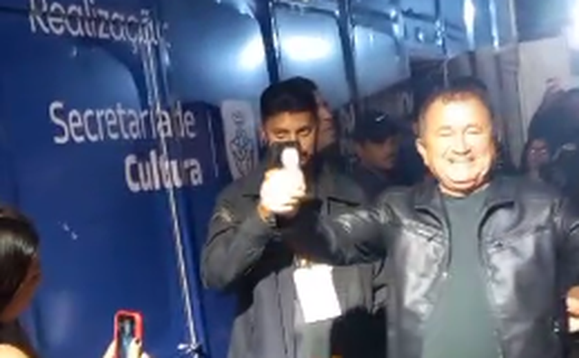 Sósia de Amado Batista rouba a cena e confunde fãs no Festival de Inverno de Palmeira dos Índios