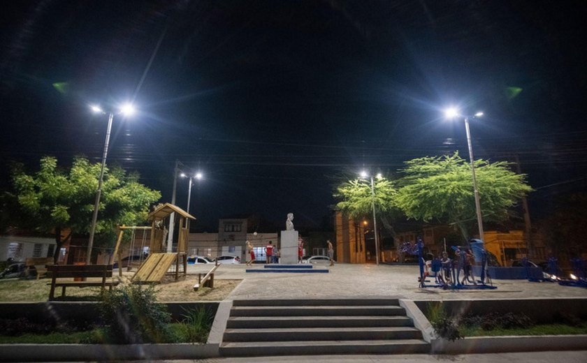 Praça Custódio de Melo, no Prado, ganha nova iluminação em LED