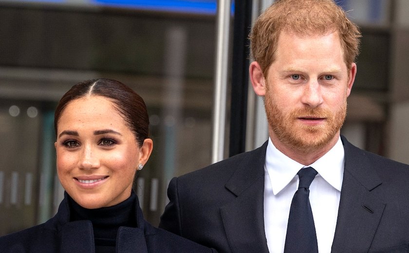 Harry e Meghan Markle parabenizam Elton John por turnê de despedida