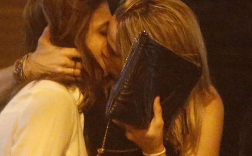 Fernanda Gentil é apoiada por beijo na namorada em público