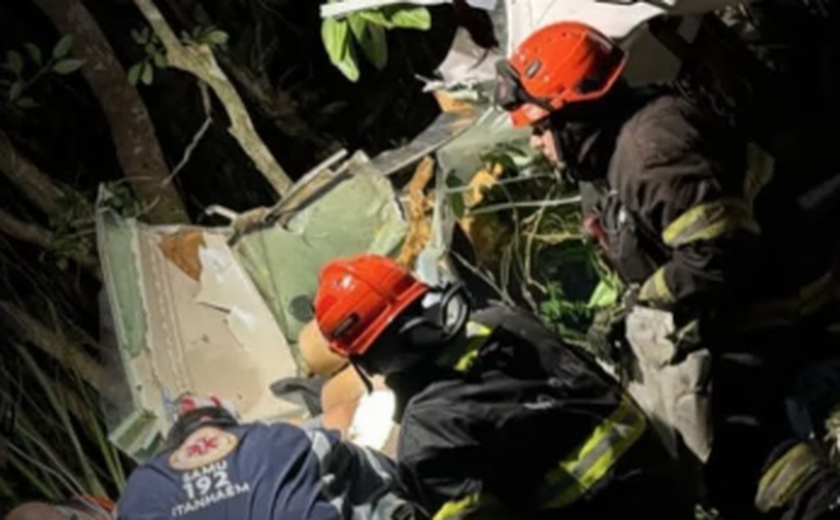 Avião monomotor cai em Itanhaém, perto de aldeia indígena; um homem morreu e outro ficou ferido
