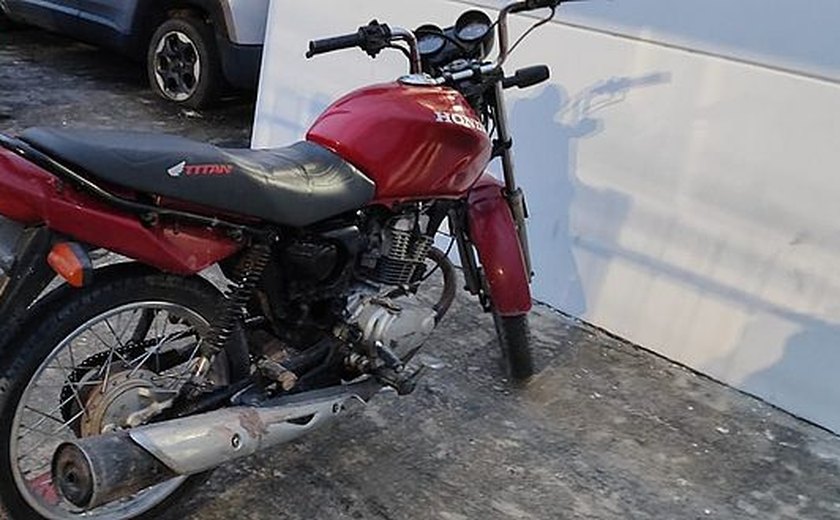 Polícia prende motociclista com veículo sem placa após manobras perigosas na AL-215
