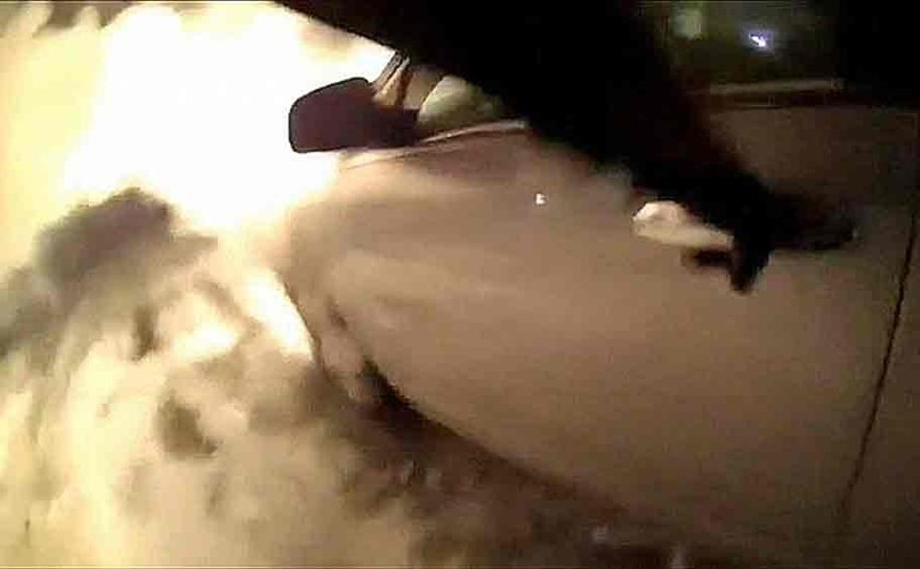 O tenso momento do resgate de mulher presa em carro em chamas