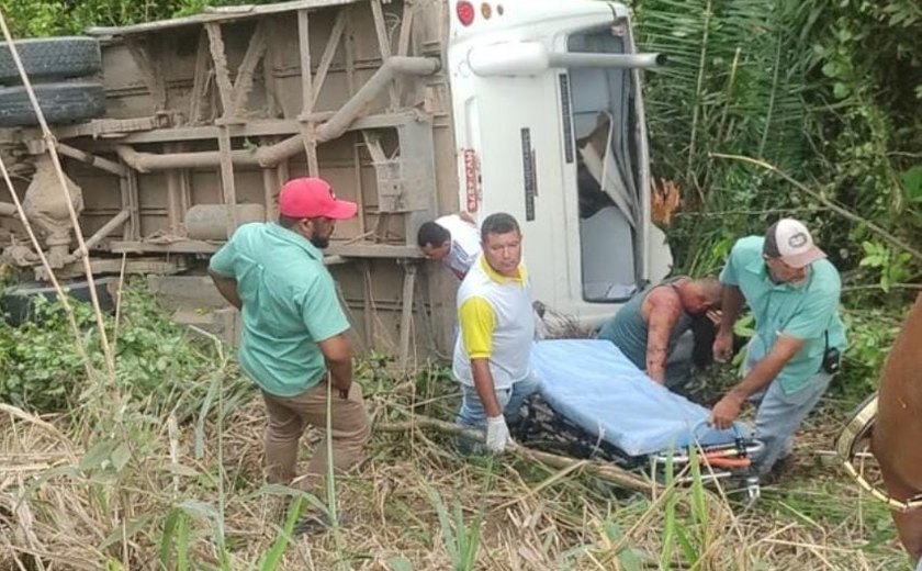 Grave acidente na AL-105: Ônibus da usina Santo Antônio capota, deixando vítimas