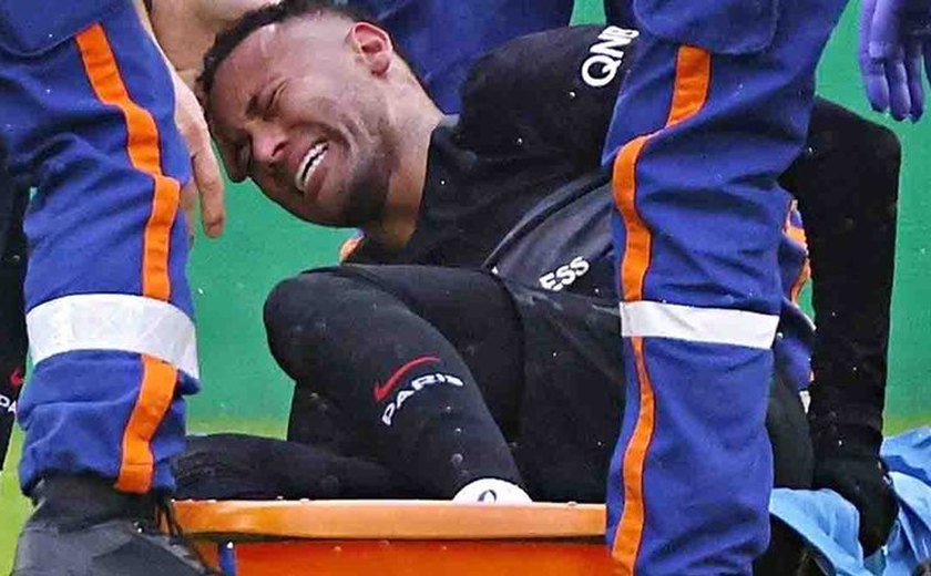Após deixar estádio de muletas, Neymar diz que ‘voltará mais forte’