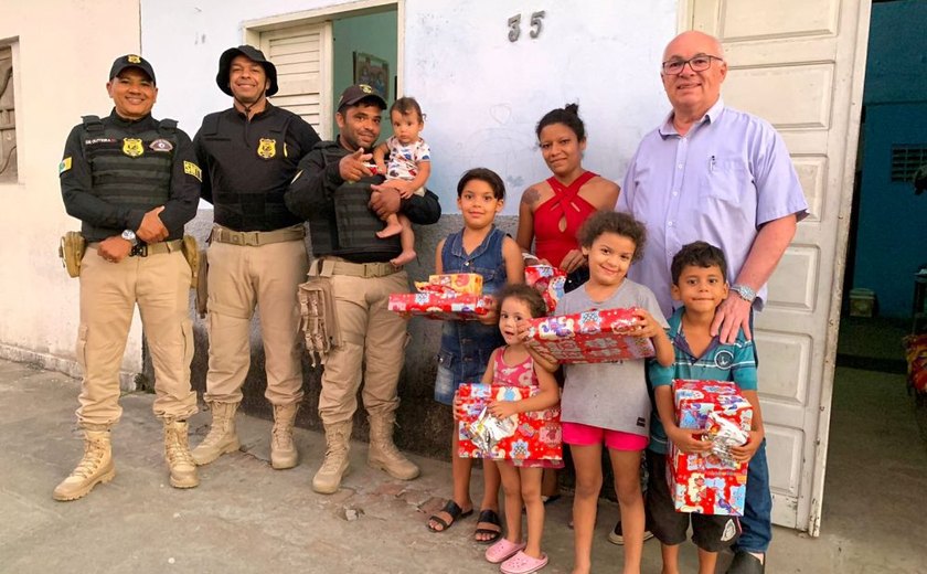 Agentes de trânsito doam brinquedos para crianças em Arapiraca