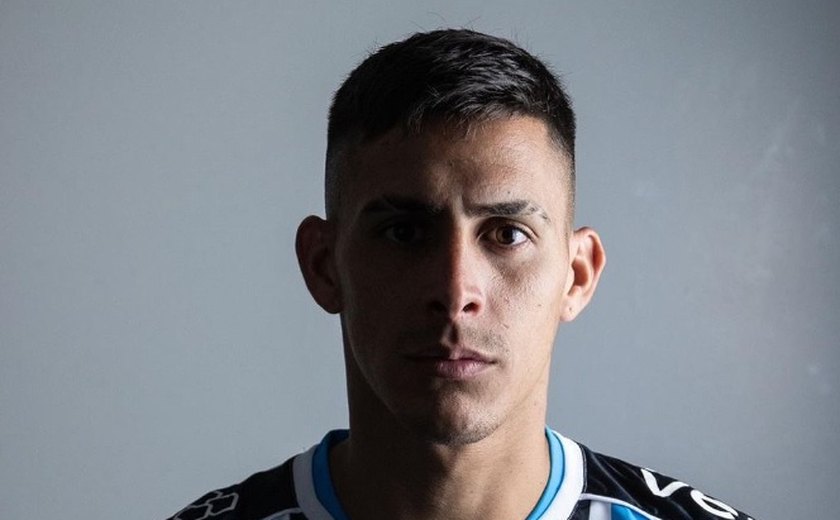 Pavón é apresentado no Grêmio e polemiza ao falar de Coudet: 'Não sou mais amigo, é rival'