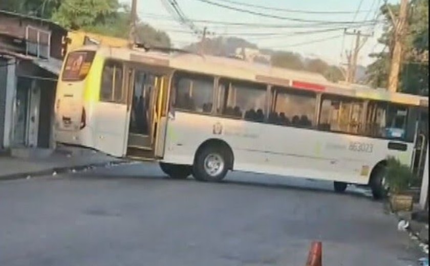 Criminosos sequestram ônibus durante operação policial no RJ