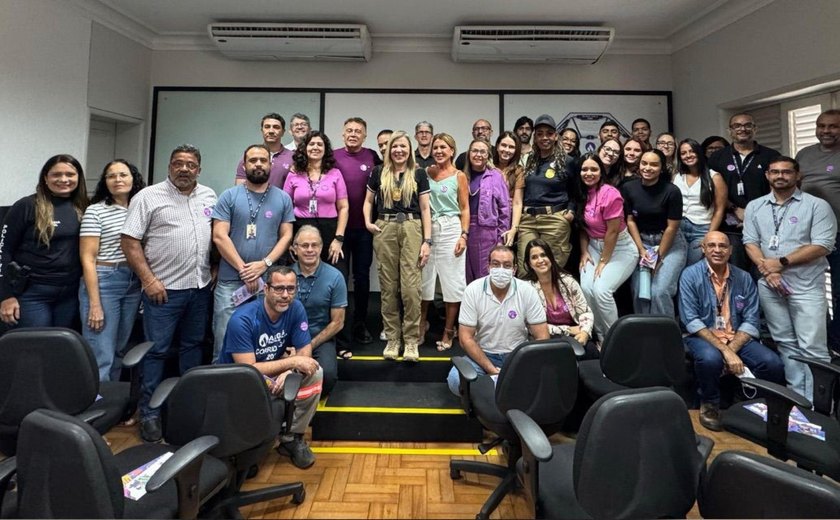 Delegada palestra para funcionários da Algás sobre violência contra a mulher