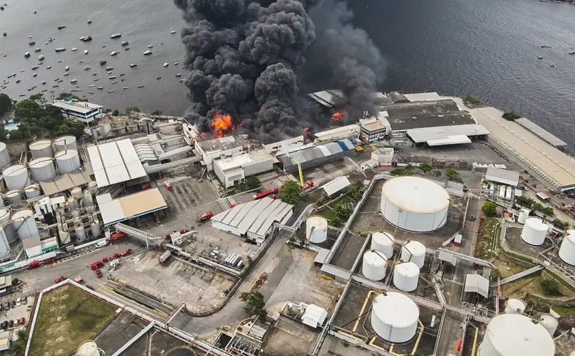 Vazamento de óleo atinge Baía de Guanabara após incêndio em fábrica