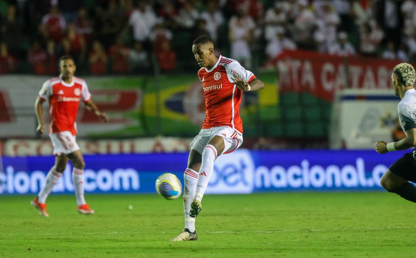 Corinthians pouco finaliza, perde para o Inter e vai para a zona de rebaixamento do Brasileirão
