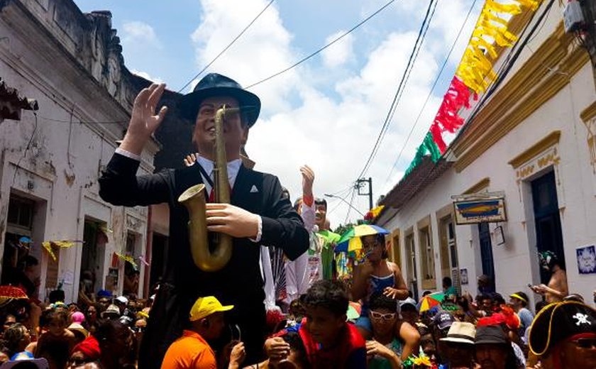 Carnaval de Olinda tem encontro de maracatus e bonecos gigantes