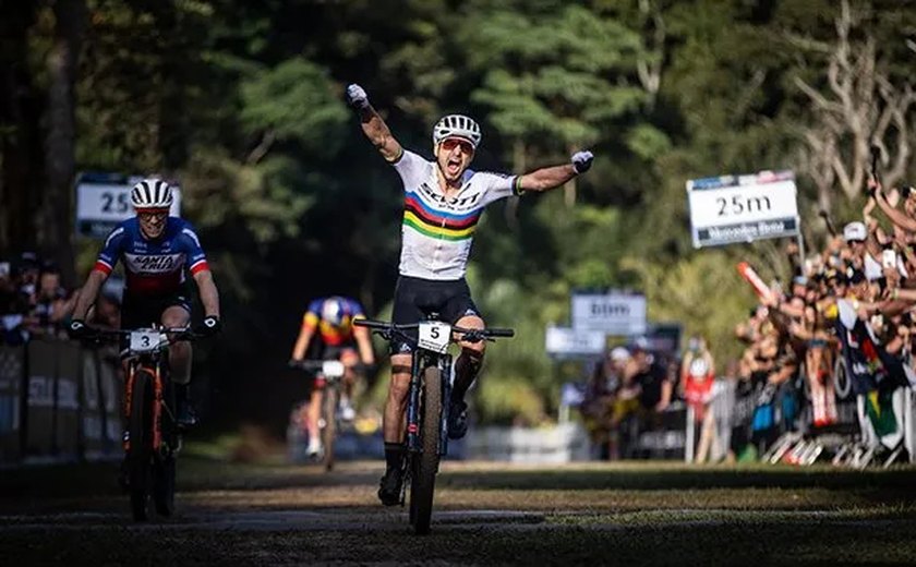 Nino Schurter vence etapa da Copa do Mundo de Mountain Bike no Brasil