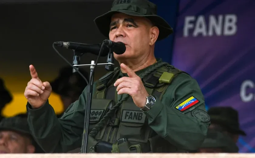 Chefe militar de Maduro, Vladimir Padrino, promete 'paz' ao fim de eleições na Venezuela