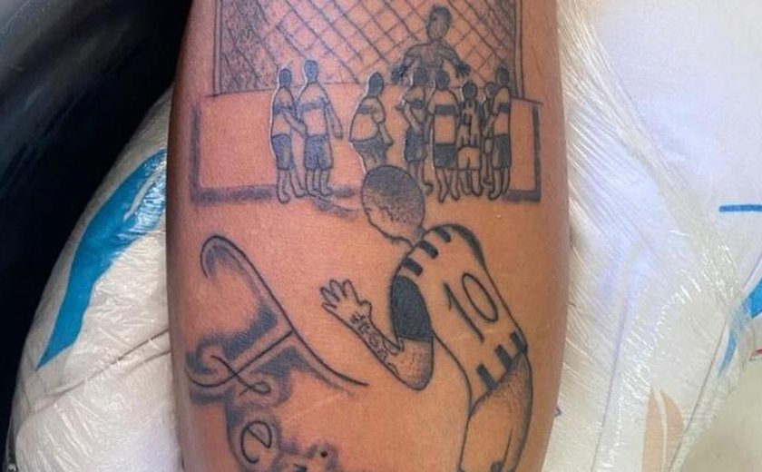 Anderson Feijão faz tatuagem e eterniza golaço de falta pelo ASA
