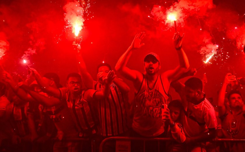 Torcida do São Paulo faz festa no Morumbi e quebra vidros de ônibus do Corinthians